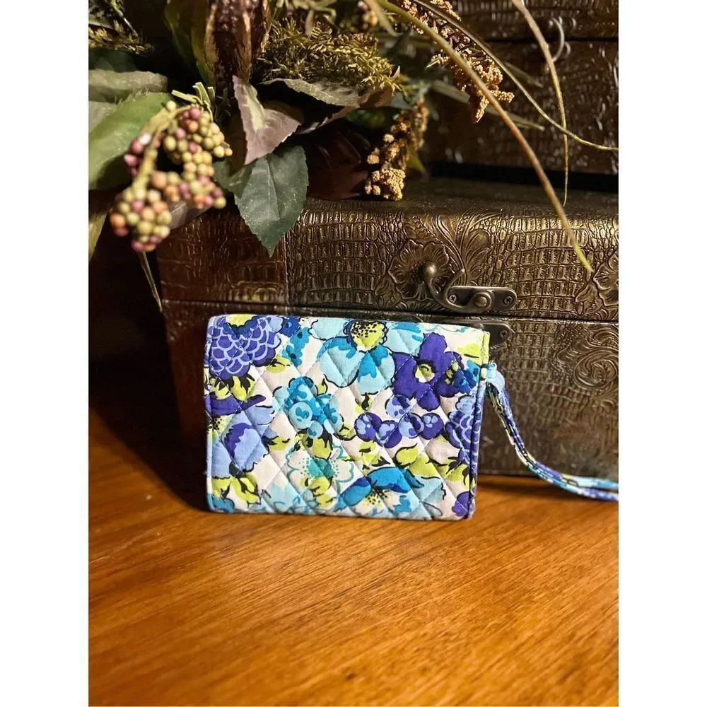 Vera Bradley Blueberry Blooms Turn Lock Wallet Wristlet - Picture 3 of 4